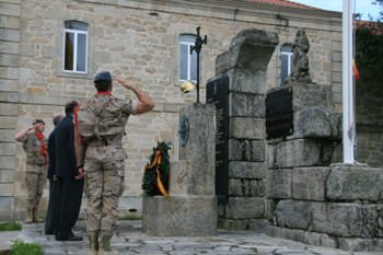 Acto a los caídos y toque de oración